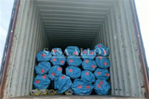 Wrapped nickel alloy pipe bundles loaded in a shipping container